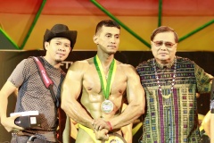 upscalePHOTOGRAPHER-BRIAN-PACULTAN-AND-MR.-ROGER-LAYSON-AWARDING-TOP-5-2022-standard-width-1280px