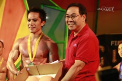 upscaleROEL-CAMPOREDONDO-WITH-ED-DYCHAUCO-AWARDING-D-FONDANT-BUTT-CAKE-AWARD-2022-standard-width-1280px