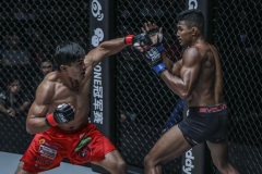 Eduard-Folayang-vs-Amir-Khan-11