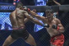 Eduard-Folayang-vs-Amir-Khan-32