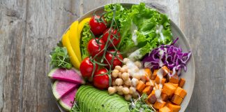 Eating Well As You Get Older – Enjoy Your Meals Eating Salad