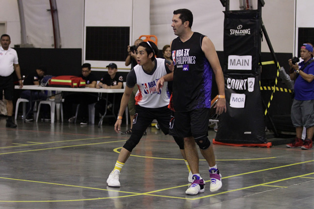 Kapamilya star Donny Pangilinan holds his ground against former PBA player Dominic Uy in the Celebrity Division semifinals.