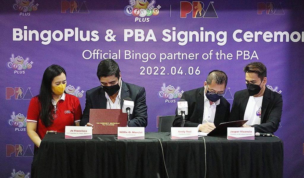 LRWC president Andy Tsui, BingoPlus president Jasper Vicencio, and PBA commissioner Willie Marcial sign the MOA