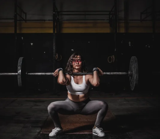 Strength vs. Hypertrophy Training: What's the Difference? A woman doing powerlifts